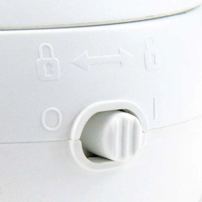 Witte schakelaar met vergrendelingssymbolen en draaibare grijze knop scherp in beeld