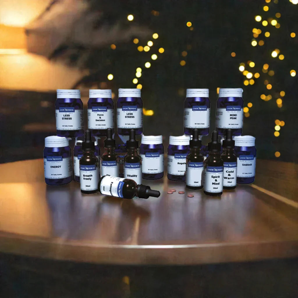 Herbal supplement flessen en druppelflesjes van Jade Herbal op houten tafel met wazige lichtjes op de achtergrond